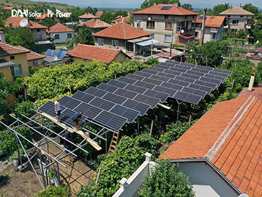 خانواده های بلغاری با پروژه نیروگاه 30 کیلوواتی. سیستم خانگی خورشیدی روی شبکه